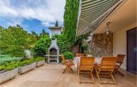 Vonkajšia záhrada v ubytovaní Three-Bedroom Holiday Home In Premantura