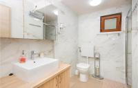 Kúpeľňa v ubytovaní Three-Bedroom Holiday Home In Premantura