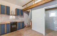Kuchyňa alebo kuchynka v ubytovaní Three-Bedroom Holiday Home In Premantura
