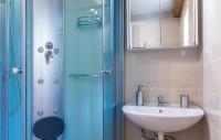 Kúpeľňa v ubytovaní Three-Bedroom Holiday Home In Premantura