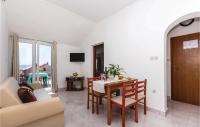 Televízia a/alebo spoločenská miestnosť v ubytovaní Cozy Apartment In Crikvenica With Wifi