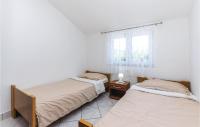 Posteľ alebo postele v izbe v ubytovaní Cozy Apartment In Crikvenica With Wifi