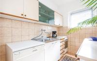 Kuchyňa alebo kuchynka v ubytovaní 3 Bedroom Awesome Apartment In Senj