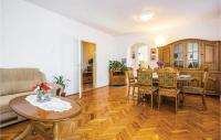 Posedenie v ubytovaní 3 Bedroom Awesome Apartment In Senj