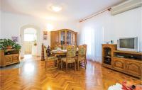 Televízia a/alebo spoločenská miestnosť v ubytovaní 3 Bedroom Awesome Apartment In Senj