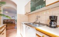 Kuchyňa alebo kuchynka v ubytovaní 3 Bedroom Awesome Apartment In Senj