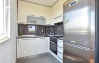 Kuchyňa alebo kuchynka v ubytovaní Four-Bedroom Apartment Kastel Luksic With Sea View 06