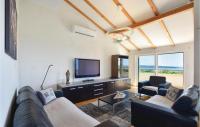 Televízia a/alebo spoločenská miestnosť v ubytovaní Four-Bedroom Apartment Kastel Luksic With Sea View 06