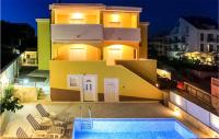 Bazén v ubytování Cozy Apartment In Zecevo Rogoznicko nebo v jeho okolí