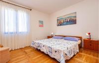 Postel nebo postele na pokoji v ubytování 3 Bedroom Cozy Apartment In Brodarica