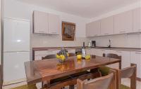 Kuchyň nebo kuchyňský kout v ubytování 3 Bedroom Cozy Apartment In Brodarica