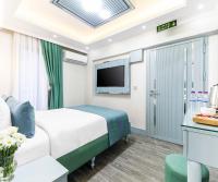 TV a/nebo společenská místnost v ubytování Santa Rio Gold Taxim Hotel