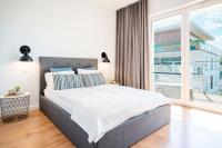 Łóżko lub łóżka w pokoju w obiekcie Perfect View - najlepszy widok w Iławie plus garaż podziemny, winda, Netflix
