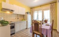 Kuchyň nebo kuchyňský kout v ubytování Two-Bedroom Apartment In Fazana