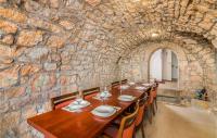 Restauracja lub miejsce do jedzenia w obiekcie Lovely Home In Pinezici