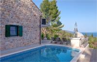 Bazén v ubytovaní 3 Bedroom Cozy Home In Gromin Dolac alebo v jeho blízkosti