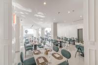 アル・ワジュにあるNeema Hotel Al Wajhのダイニングルーム(テーブル、緑の椅子付)