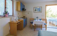 Kuchyň nebo kuchyňský kout v ubytování Gorgeous Apartment In Rabac With Wifi
