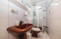 Kúpeľňa v ubytovaní Two-Bedroom Apartment With Sea View In Okrug Gornji