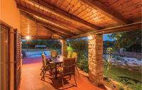 Bazén v ubytovaní Holiday Home Peresiji I alebo v jeho blízkosti