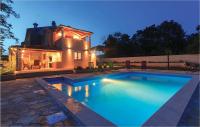 Bazén v ubytovaní Holiday Home Peresiji I alebo v jeho blízkosti