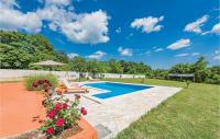 Bazén v ubytovaní Holiday Home Peresiji I alebo v jeho blízkosti