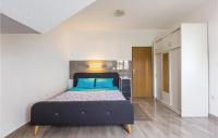 Posteľ alebo postele v izbe v ubytovaní Three-Bedroom Apartment In Komarna