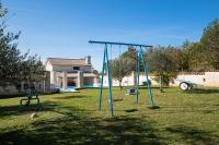 Plac zabaw dla dzieci w obiekcie Villa Lux Casa Histria 2
