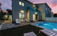 Bazén v ubytovaní Four-Bedroom Holiday Home In Sibenik alebo v jeho blízkosti