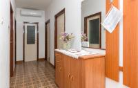 Kúpeľňa v ubytovaní Cozy Apartment In Pula With Kitchen