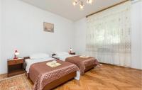 Posteľ alebo postele v izbe v ubytovaní Cozy Apartment In Pula With Kitchen