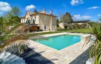 Bazén v ubytovaní Nice Home In Saint-Christoly-De-Blaye alebo v jeho blízkosti