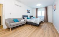 Posteľ alebo postele v izbe v ubytovaní Four-Bedroom Holiday Home In Sibenik