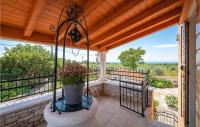 Balkón alebo terasa v ubytovaní Beautiful Apartment In Hr-52215 Vodnjan