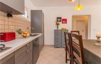 Kuchnia lub aneks kuchenny w obiekcie Awesome Home In Polaca With Kitchen