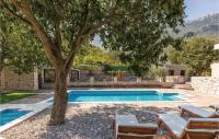 Bazén v ubytovaní Six-Bedroom Holiday Home In Zagvozd alebo v jeho blízkosti