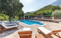Bazén v ubytovaní Six-Bedroom Holiday Home In Zagvozd alebo v jeho blízkosti