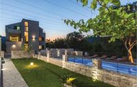 Bazén v ubytovaní Six-Bedroom Holiday Home In Zagvozd alebo v jeho blízkosti
