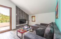 Televízia a/alebo spoločenská miestnosť v ubytovaní Six-Bedroom Holiday Home In Zagvozd