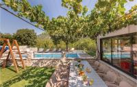 Bazén v ubytovaní Six-Bedroom Holiday Home In Zagvozd alebo v jeho blízkosti