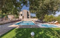 Bazén v ubytovaní Six-Bedroom Holiday Home In Zagvozd alebo v jeho blízkosti