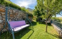 Vonkajšia záhrada v ubytovaní 2 Bedroom Nice Home In Senj