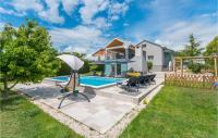 Bazén v ubytovaní Beautiful Home In Gorica With Jacuzzi alebo v jeho blízkosti