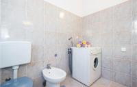 Kúpeľňa v ubytovaní 3 Bedroom Awesome Apartment In Senj