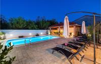 Bazén v ubytování Pet Friendly Home In Zaton nebo v jeho okolí