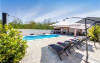 Bazén v ubytování Pet Friendly Home In Zaton nebo v jeho okolí