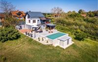 Bazén v ubytování Nice Home In Nova Diklenica With Wifi nebo v jeho okolí