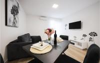 TV a/nebo společenská místnost v ubytování 1 Bedroom Lovely Apartment In Zadar