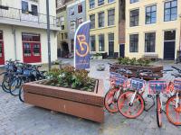 a group of bikes parked in front of a building at Rijksmonument Havenzicht, met zeezicht, ligging direct aan zee en centrum in Vlissingen