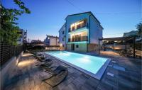 Bazén v ubytování 1 Bedroom Lovely Apartment In Zadar nebo v jeho okolí